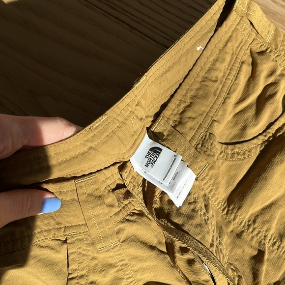 North Face Adjustable Length Hiking Pants – Zip-Off & Lightweight - Picture 3 of 7